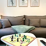 Appartement Modernes Mit Queensize-bett, Netflix, Kueche, Erdgeschoss, Naehe Ameos Klinik Aschersleben