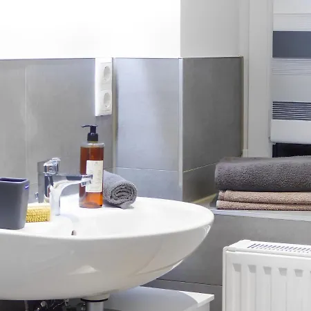 Modernes Mit Queensize-bett, Netflix, Kueche, Erdgeschoss, Naehe Ameos Klinik Apartman