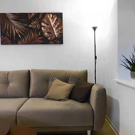 Modernes Mit Queensize-bett, Netflix, Kueche, Erdgeschoss, Naehe Ameos Klinik * Aschersleben