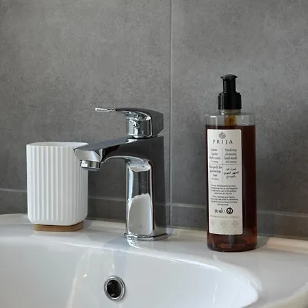 Modernes Mit Queensize-bett, Netflix, Küche, Erdgeschoss, Nähe Ameos Klinik * Aschersleben