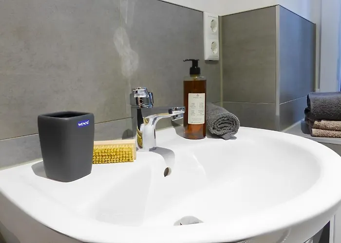 Modernes Mit Queensize-bett, Netflix, Kueche, Erdgeschoss, Naehe Ameos Klinik * アッシャースレーベン